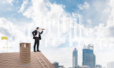 işadamı Çatının kenarında elbiseli