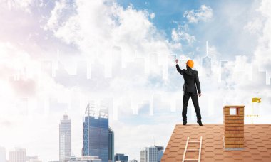 Mühendis adam arka ayakta