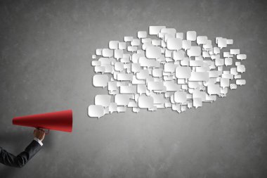 duyuru kağıt trompet yapma adam