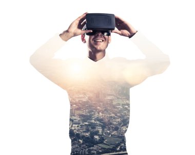 Sanal gerçeklik kulaklığı olan adam. 