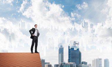 evin çatısında duran işadamı