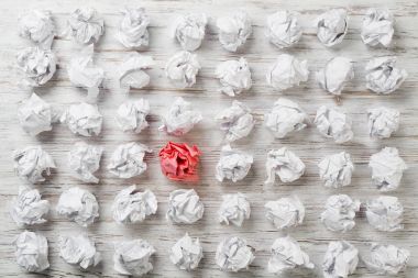 Buruşmuş kağıt toplar. 