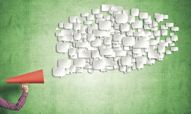 duyuru kağıt trompet yapma adam