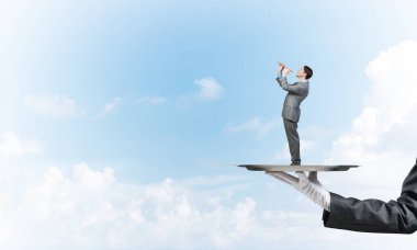 Genç işadamı metal tepsi 