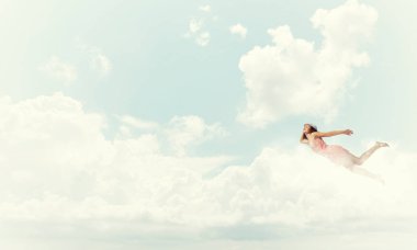 yüksek mavi gökyüzünde uçan kadın