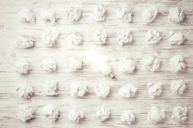 buruşuk kağıt topları 