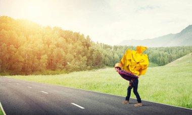 Oluşturucu adam taşıma kağıt topu