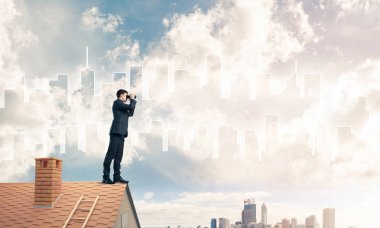 Çatıda duran işadamı 