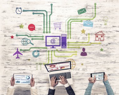 insanlar aygıtlarla birlikte çalışan eller