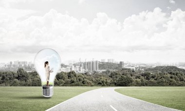 işkadını ampul içinde sıkışmış