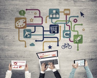 insanlar aygıtlarla birlikte çalışan eller