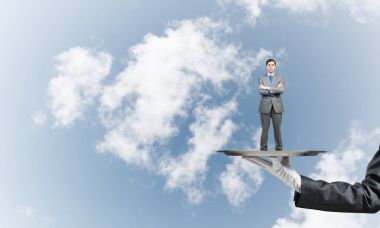 tepsi üzerinde duran işadamı