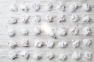 buruşuk kağıt topları 