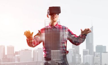 Sanal gerçeklik kulaklığı olan adam. 