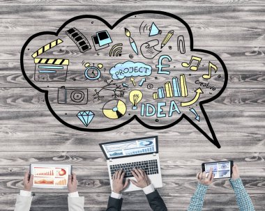 Bir grup insan cihazlar ile