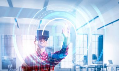 Sanal gerçeklik kulaklığı olan adam. 