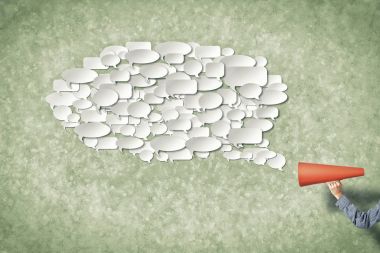 duyuru kağıt trompet yapma adam