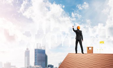 Mühendis adam arka ayakta