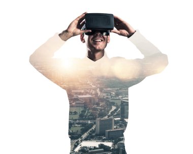 Sanal gerçeklik kulaklığı olan adam. 