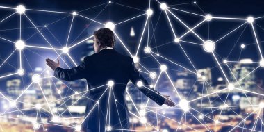 İşadamı gece cityscape karşı arkadan görünüm