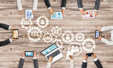 insanlar aygıtlarla birlikte çalışan eller