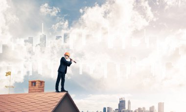 Takım elbise ve kask işadamı