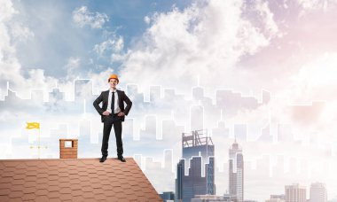 Takım elbise ve kask işadamı