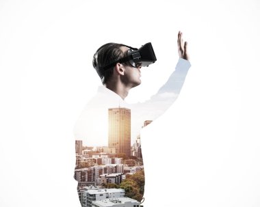 Sanal gerçeklik kulaklığı olan adam. 