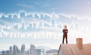 Takım elbise ve kask işadamı