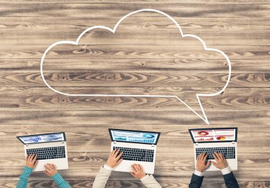 insanlar aygıtlarla birlikte çalışan eller