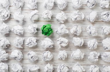 Buruşmuş kağıt toplar. 