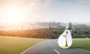 işkadını ampul içinde sıkışmış