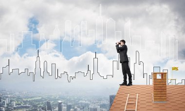 Çatıda duran işadamı 