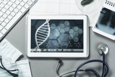 Beyaz tablet pc ve doktor araçları 