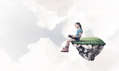 sevimli gülümseyen kız