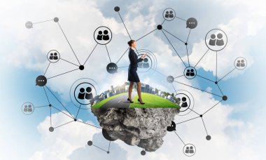 Ayakta duran zarif iş kadını. 