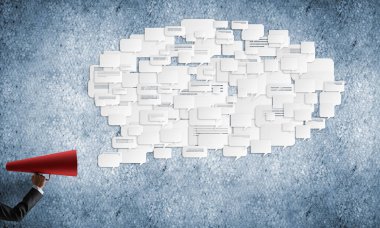 duyuru kağıt trompet yapma adam