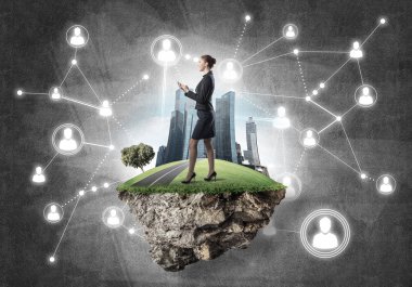 Ayakta duran zarif iş kadını. 