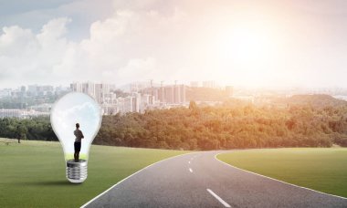 işkadını ampul içinde sıkışmış