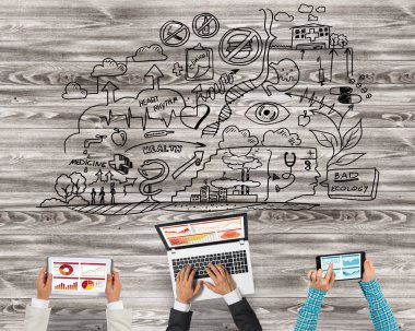 insanlar aygıtlarla birlikte çalışan eller