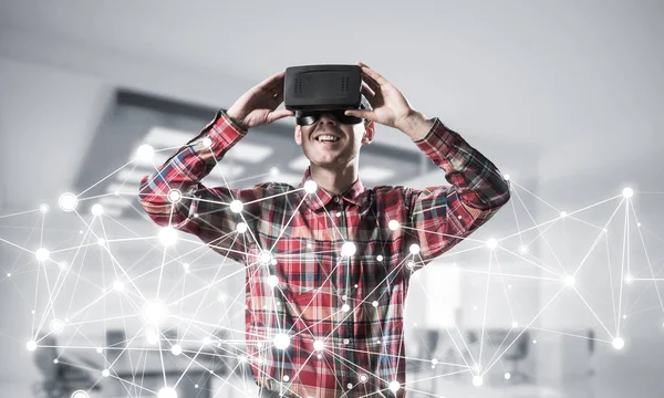 Homme avec casque de réalité virtuelle — Photo
