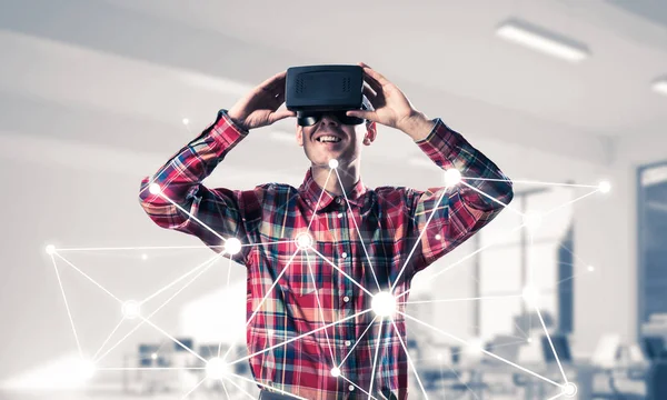 Homme avec casque de réalité virtuelle — Photo