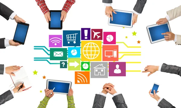 insanlar aygıtlarla birlikte çalışan eller