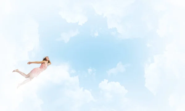 Жінка літає високо в блакитному небі — стокове фото