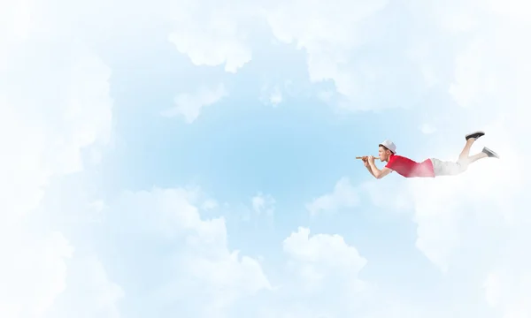 Man flyger högt i sky — Stockfoto