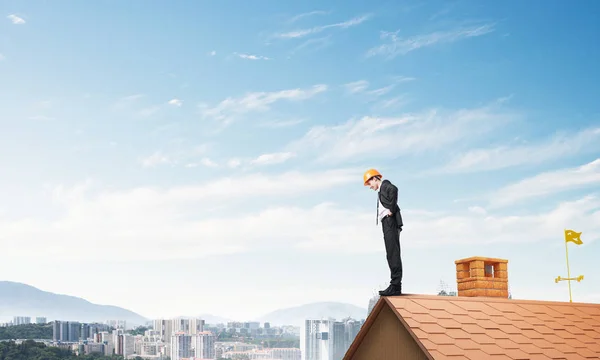 Empresario mirando desde el techo — Foto de Stock