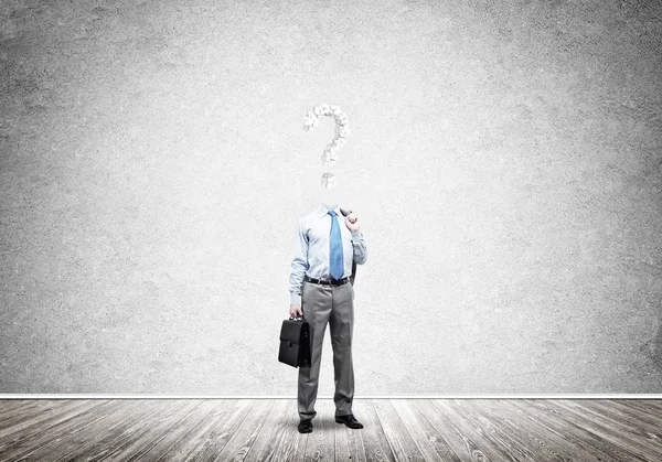 O her zaman parayı düşünüyor.