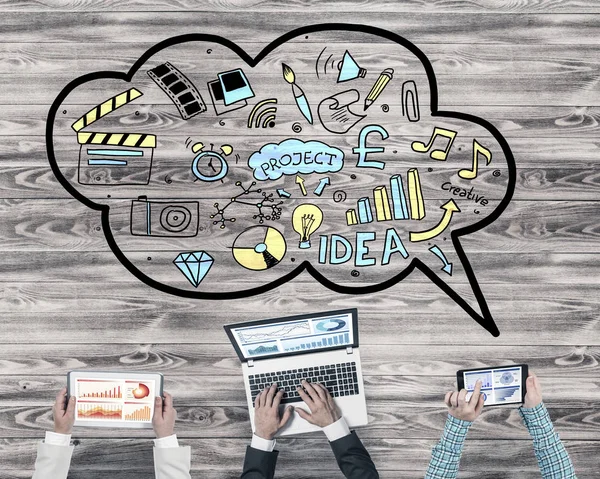 Bir grup insan cihazlar ile