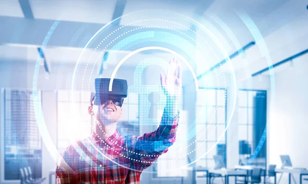 Sanal gerçeklik kulaklığı olan adam. 