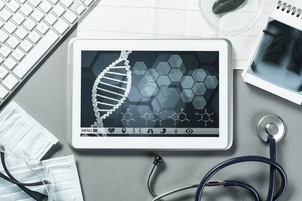 Weißer Tablet-PC und Arztwerkzeuge — Stockfoto